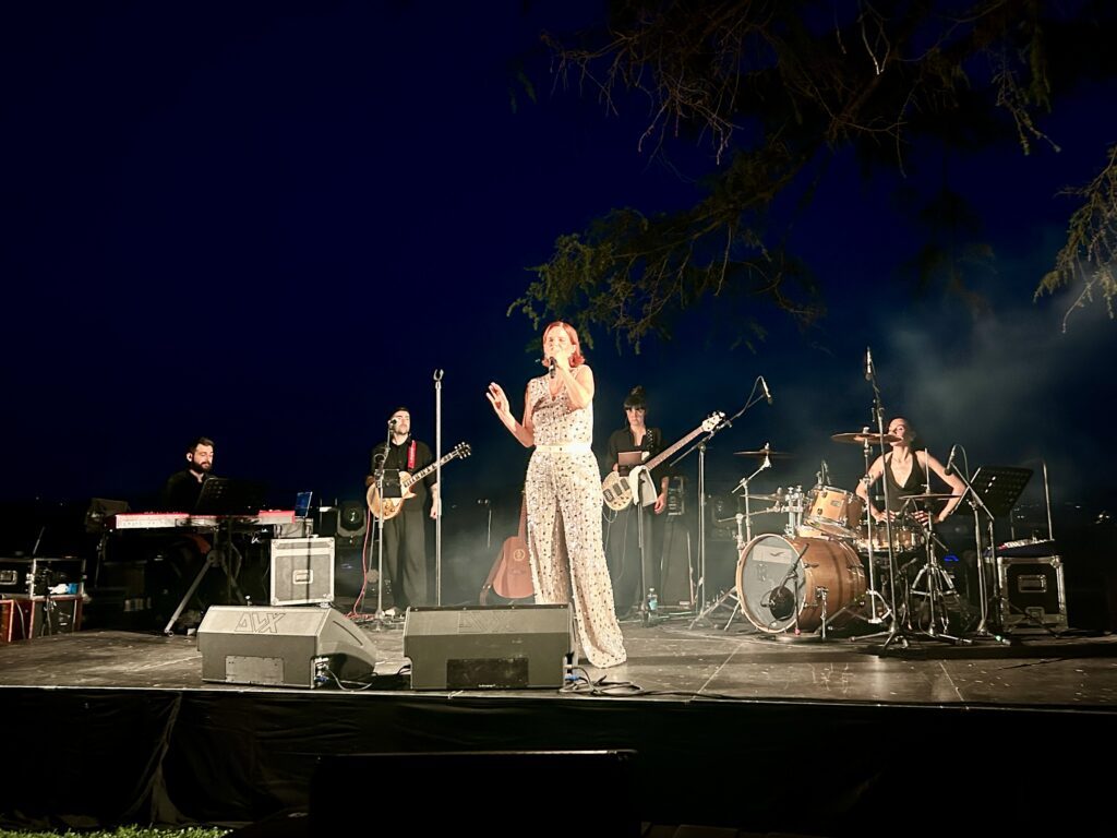 Una serata di grande partecipazione, emozione e condivisione ha celebrato al Castello di Grinzane Cavour il dodicesimo anniversario del riconoscimento dei Paesaggi Vitivinicoli di Langhe-Roero e Monferrato come Patrimonio dell’Umanità UNESCO.