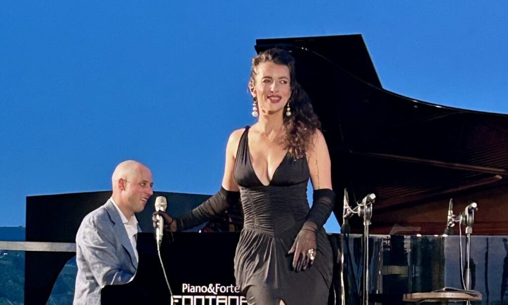 La 19ª edizione dell'Alba Jazz Festival 2026 ha preso il via giovedì 9 luglio con il concerto inaugurale di Emma Smith, ospitato nella suggestiva cornice del Parco del Castello di Grinzane Cavour.