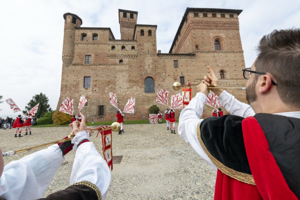 Domenica 8 novembre è in programma la XXVII edizione dell’Asta Mondiale del Tartufo Bianco d’Alba, appuntamento che vedrà protagonista il Castello di Grinzane Cavour, sito specifico patrimonio dell’Umanità tutelato dall’UNESCO.